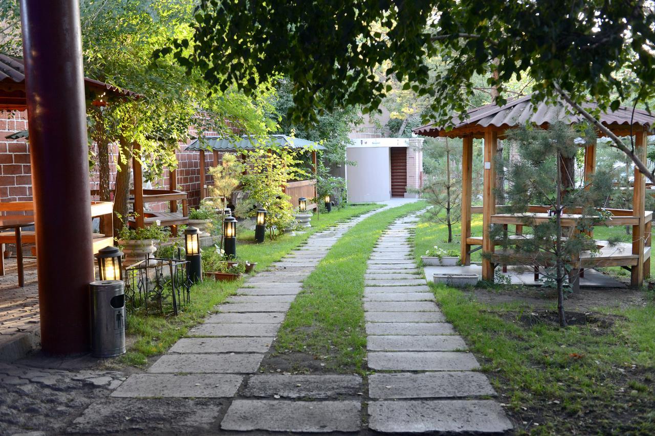 Dvin Hotel Pavlodar Exterior foto